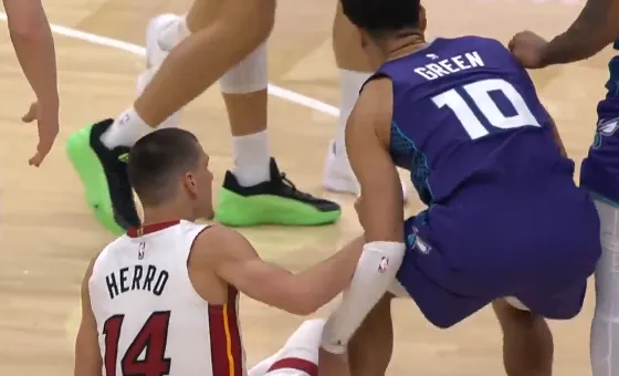 最后上沙梅特而非大橋!布朗:我們想得分 并不是把后者按板凳上 最后上沙梅特而非大橋!布朗:我們想得分 并不是把后者按板凳上