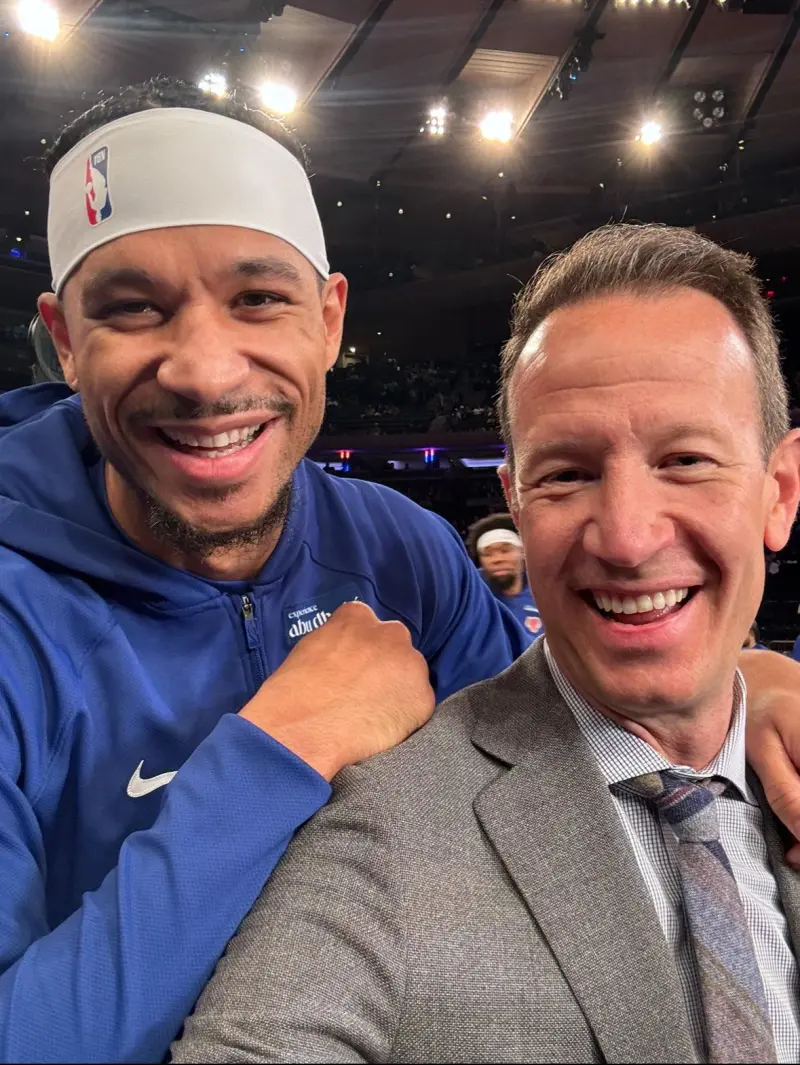 世界杯-足球赛事比分体育网流言板]前NBA球员诺瓦克晒自己与哈特的两人合影照片