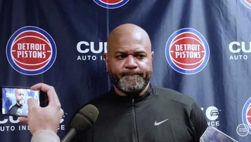 [流言板]肯納德上場后接球三分立刻投進，東契奇替補席起立舉手慶祝