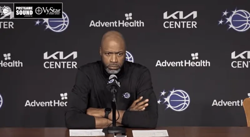 布克：我是有偏向性的 但我覺得亞當斯想抱摔 牡蠣恰好壓在他身上