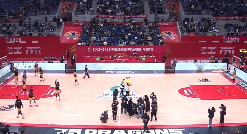 叫扬叔 - 全网最会整活的苏超球迷  足球圈热梗收割机流言板]整活！江苏男篮中场送山东小球迷全队签名的南通寒假作业