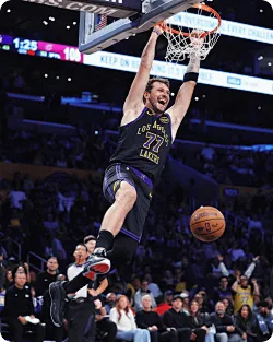 双手爆扣！NBA官方晒出东契奇今日双手飞扣照：微笑的卢卡