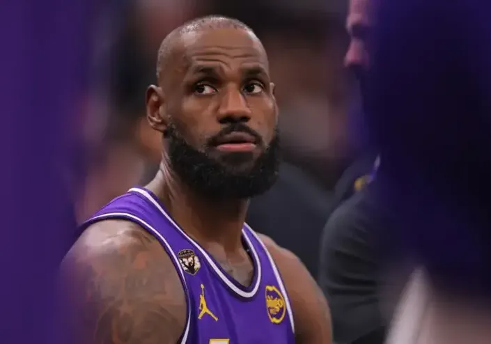 [流言板]勇記分享昨日更衣室：隊醫(yī)面無表情，庫里等人在外靜靜等待