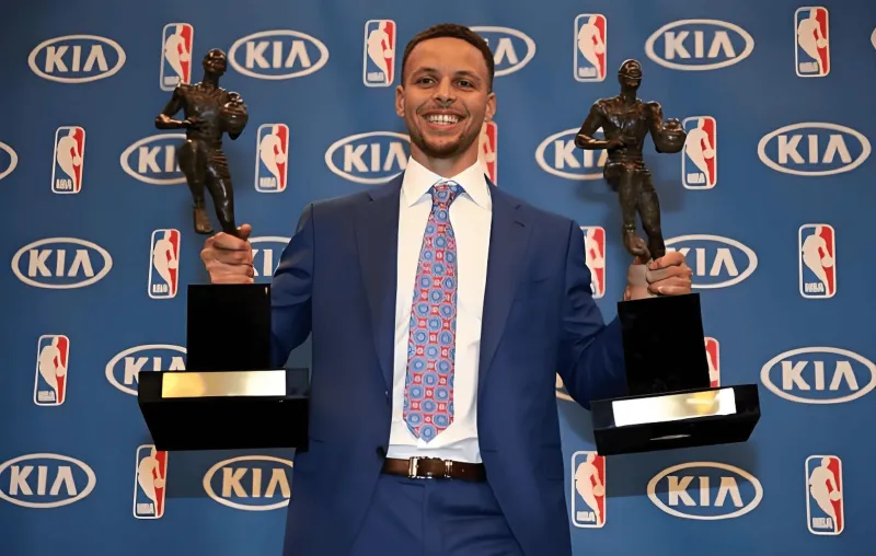 [流言板]2016年的今天，库里成为历史唯一一位全票常规赛MVP