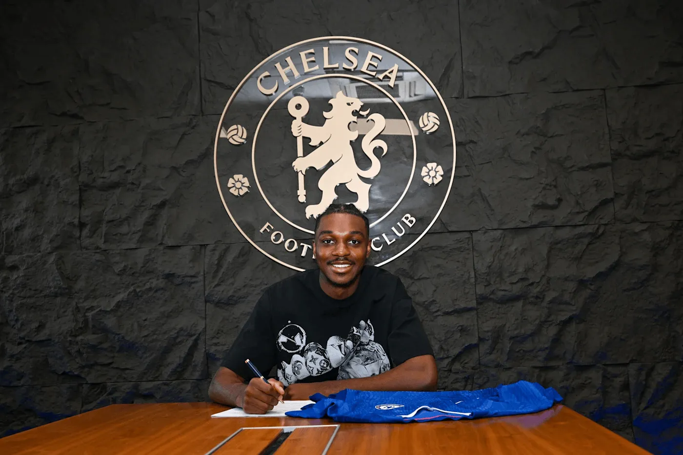 [流言板]官方：切爾西與20歲后場(chǎng)多面手凱登