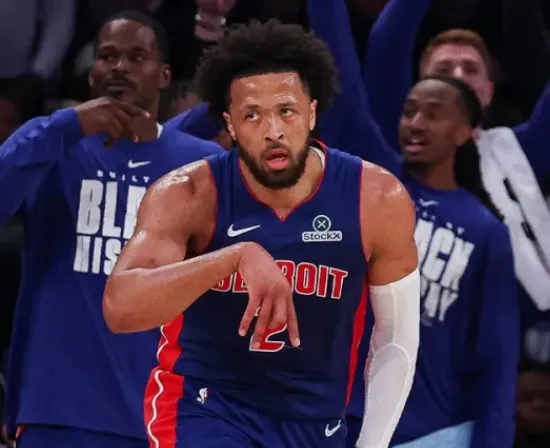 偷偷爽一下??挑戰(zhàn)期間 字母哥把鞋脫了摳了下腳