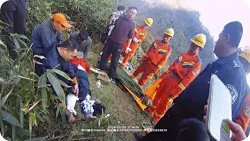 女子登山跌落断石受伤被困，多部门联合搜救
