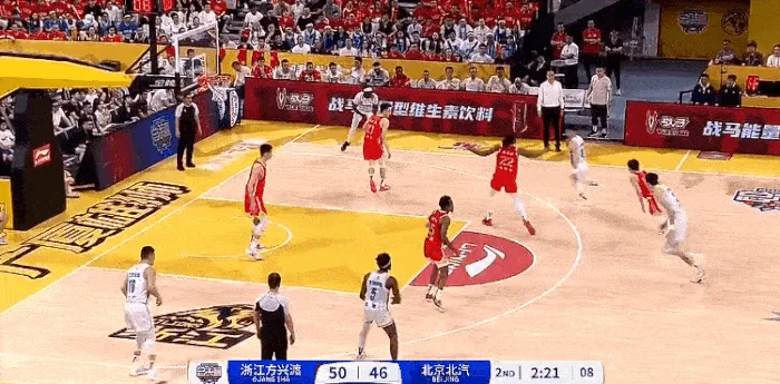 米蘭下賽季二客球衣泄露版：黑色主色調搭配粉紅色，隊徽居中設計