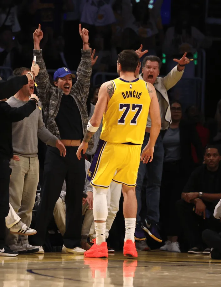 攻防建功！周琦補(bǔ)籃+三分樣樣都有 防守還送出釘板大帽