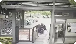 一小区保安牢记盗窃嫌疑人特征，在门口出手拦截并将其制服