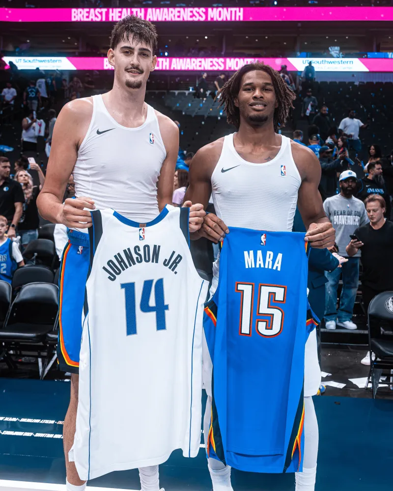[流言板]雷霆官方晒照：从密歇根大学到NBA，马拉和小约翰逊互换球衣-NBA新闻-虎扑社区