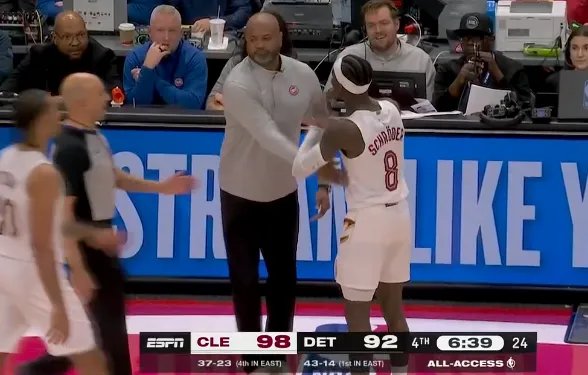 卡特萊特面對趙睿連續變向上籃打進，后者應聲倒地