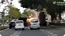 液化气罐车加油站入口被撞翻起火，附近车辆紧急避险