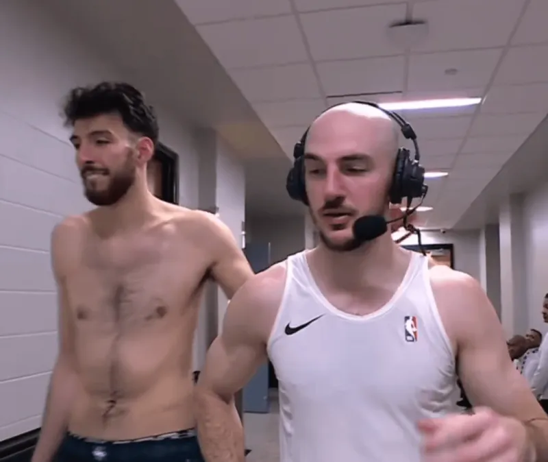 振臂歡呼+擁抱阿古梅！塞維利亞回顧擊敗巴薩時主帥反應