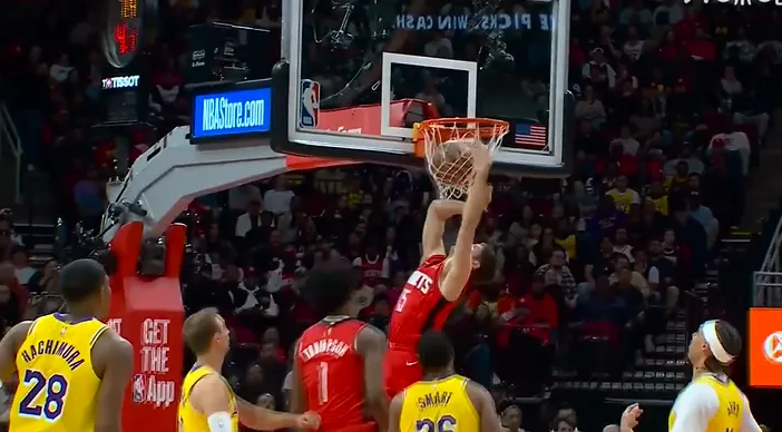 迎得分小里程碑!利拉德12中7得25分5板3助 第三節全中砍15分 迎得分小里程碑!利拉德12中7得25分5板3助 第三節全中砍15分